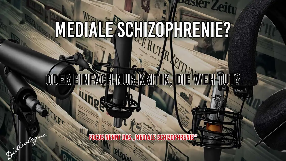 Stapel verschiedener deutscher Tageszeitungen im Hintergrund, davor professionelles Radio-Equipment mit Mikrofonen und Kopfhörern. Der Text im Bild lautet: MEDIALE SCHIZOPHRENIE? ODER EINFACH NUR KRITIK, DIE WEH TUT? Focus nennt das „Mediale Schizophrenie“.