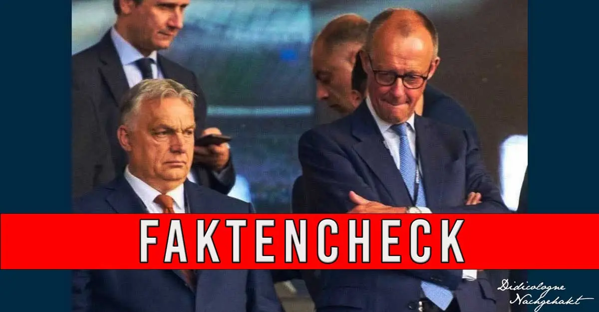 Eine Aufnahme von Viktor Orbán und Friedrich Merz in einem Gespräch oder einer gemeinsamen Situation bei einer Veranstaltung; im Vordergrund liegt ein markanter roter Balken mit der weißen Aufschrift FAKTENCHECK.