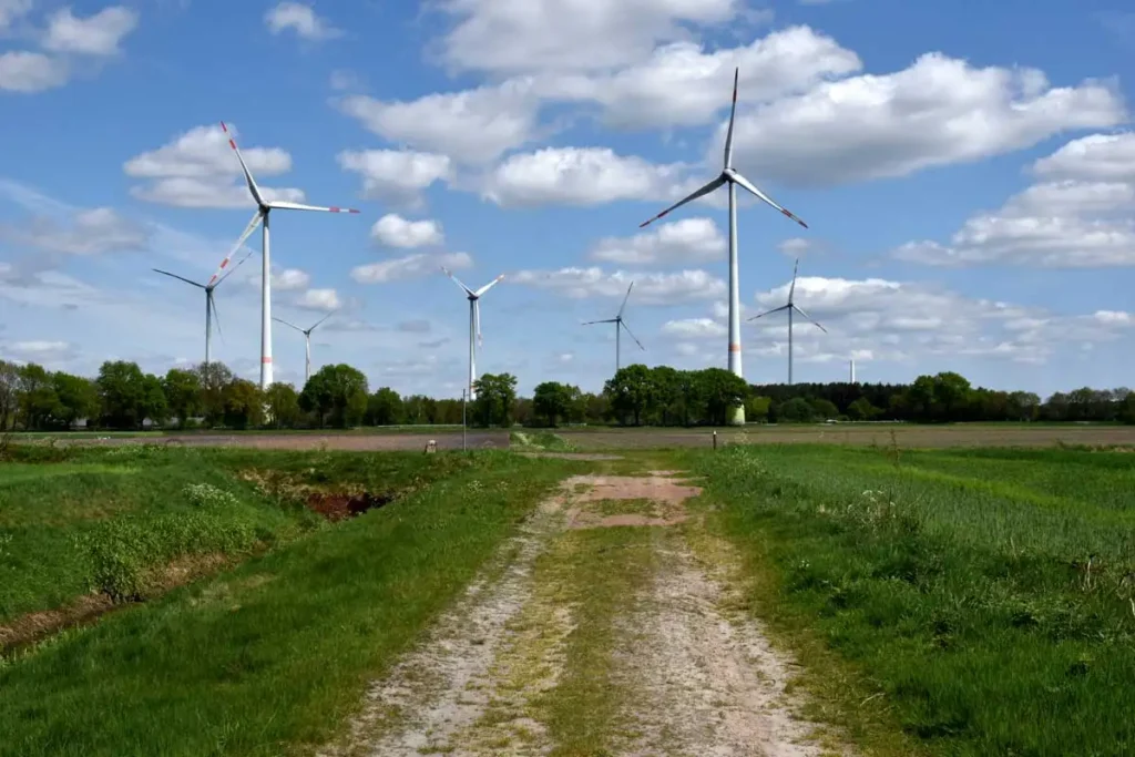 Windkraftanlagen auf grüner Wiese in Deutschland