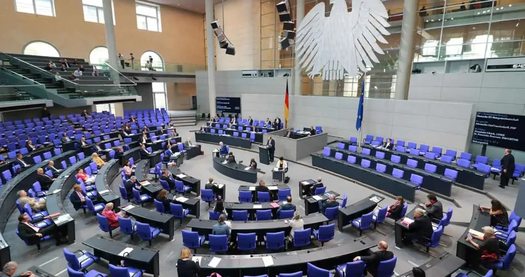 Bundestag Plenarsaal mit wenigen Abgeordneten – Symbol für Politikverdrossenheit