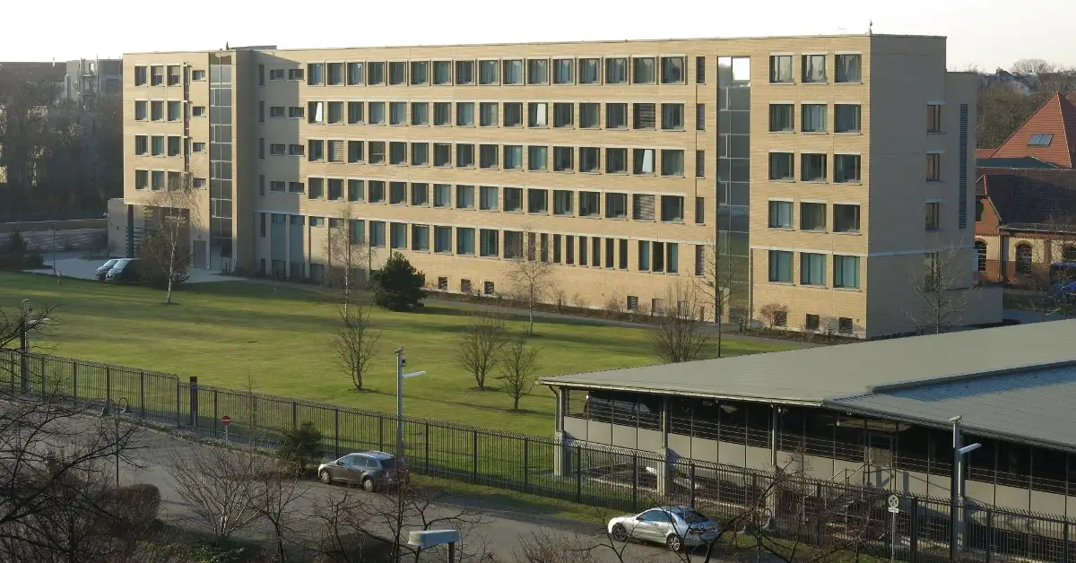 Gebäude des Bundesamts für Verfassungsschutz (BfV) in Berlin, Außenaufnahme