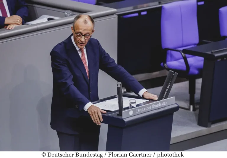 Friedrich Merz am Rednerpult des Deutschen Bundestags, Haushaltsdebatte Juli 2025