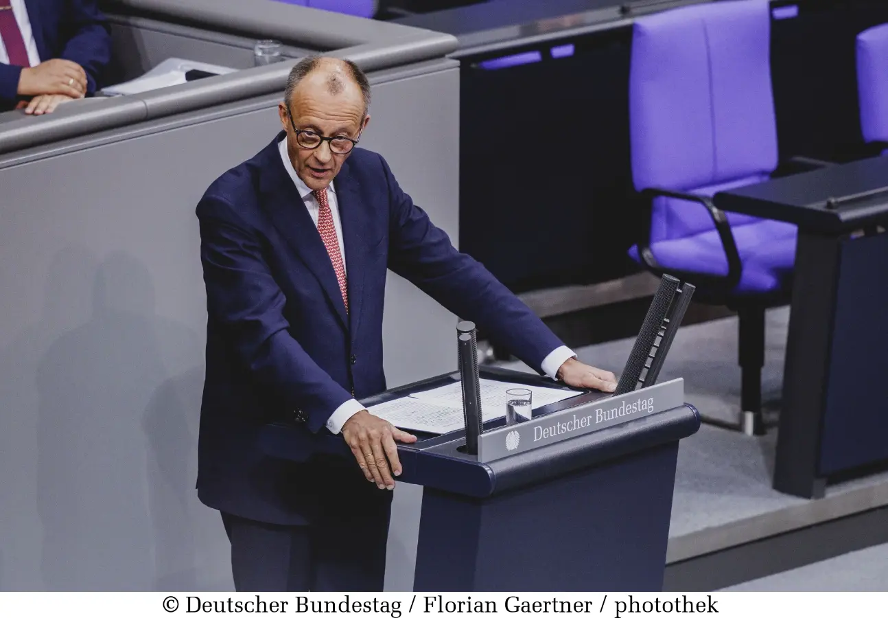 Friedrich Merz am Rednerpult des Deutschen Bundestags, Haushaltsdebatte Juli 2025