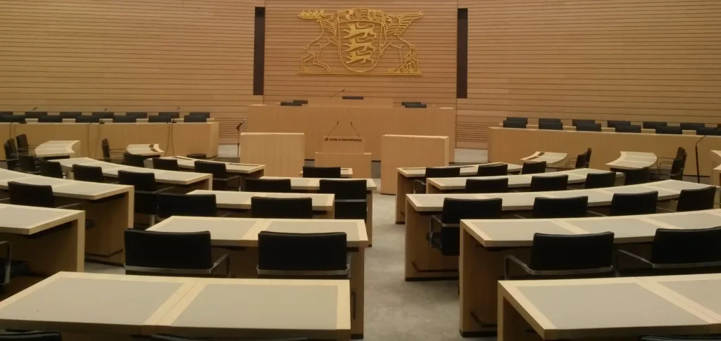 Leerer Plenarsaal des Landtags Baden-Württemberg mit Landeswappen