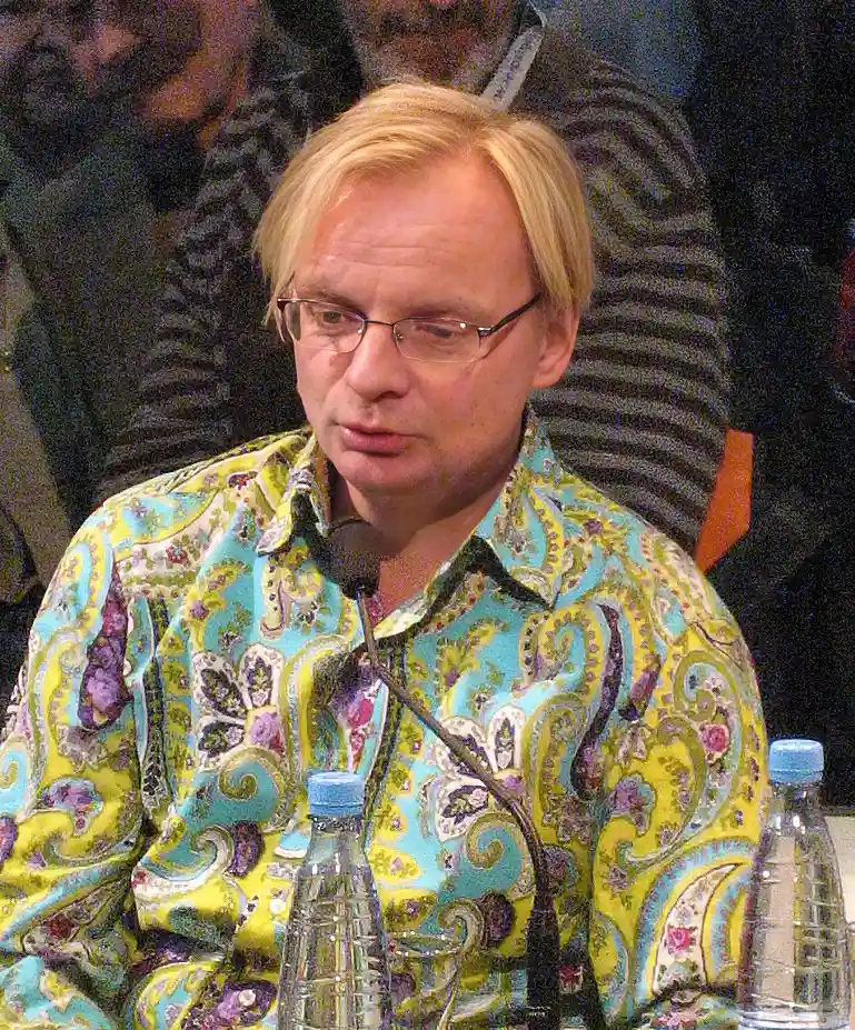 Kabarettist Uwe Steimle bei einer öffentlichen Veranstaltung vor Mikrofon und Publikum.