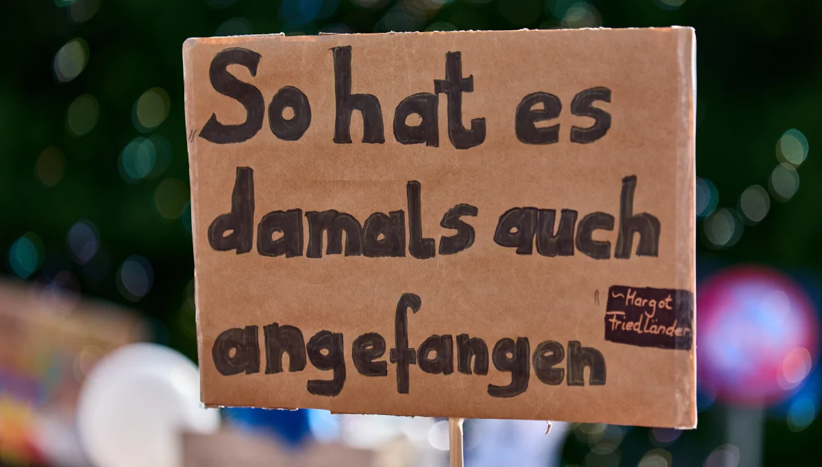 Demonstrationsschild mit Aufschrift „So hat es damals auch angefangen