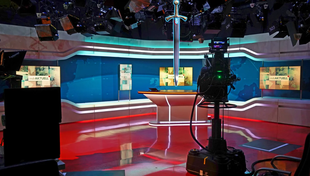 MDR Aktuell Studio mit Damoklesschwert und AfD-Logo, Symbolbild für Bedrohung des öffentlich-rechtlichen Rundfunks