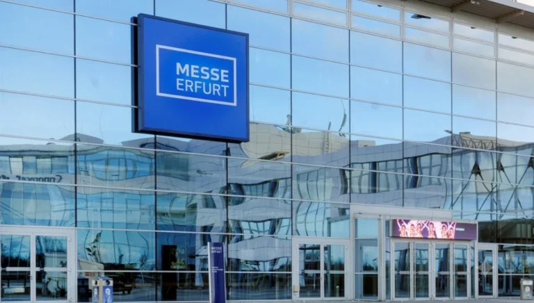 Außenansicht der Messe Erfurt mit blauem Schild – Veranstaltungsort des AfD-Bundesparteitags 2026
