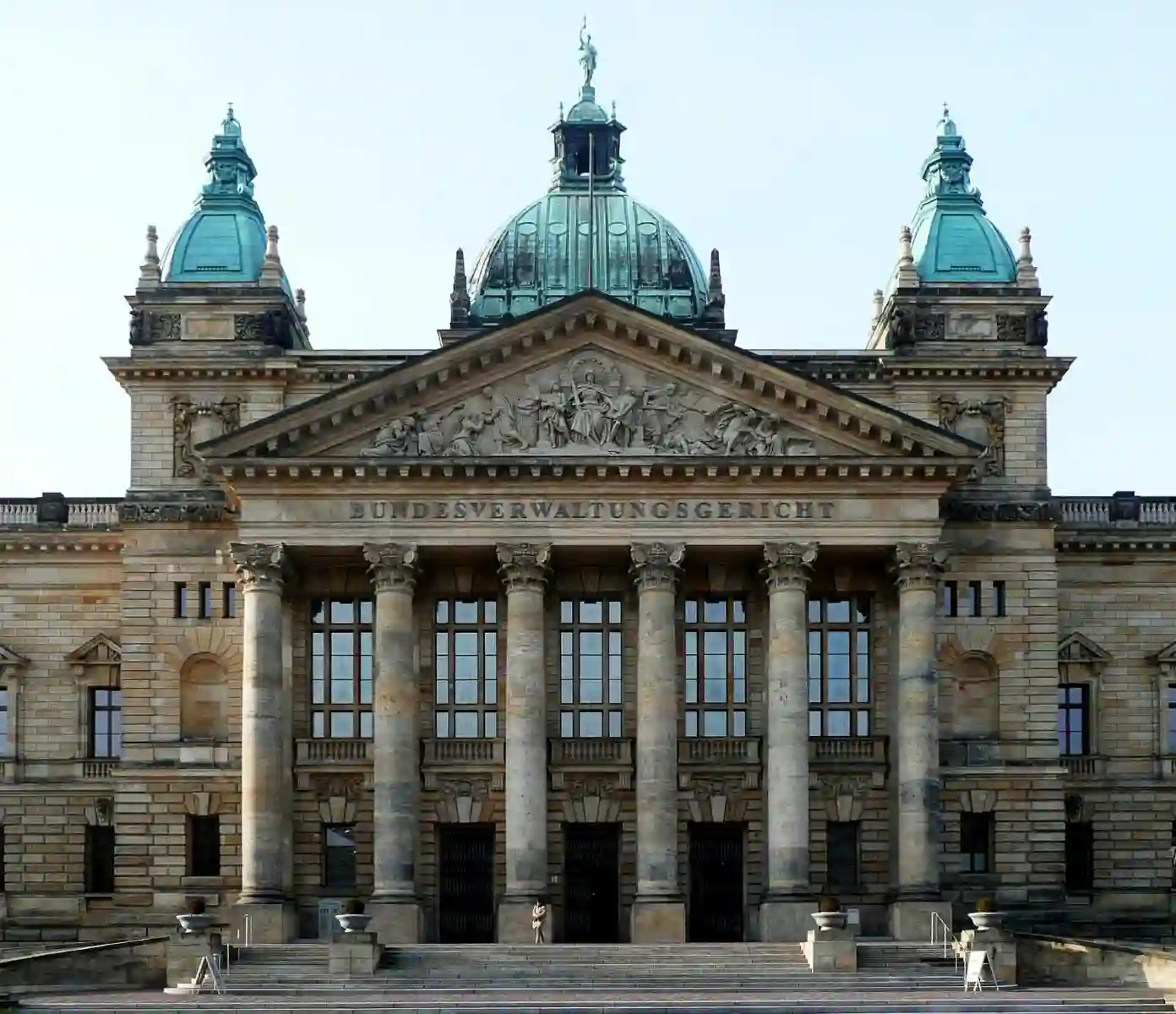 Fassade des Bundesverwaltungsgerichts Leipzig mit Kuppelbauten