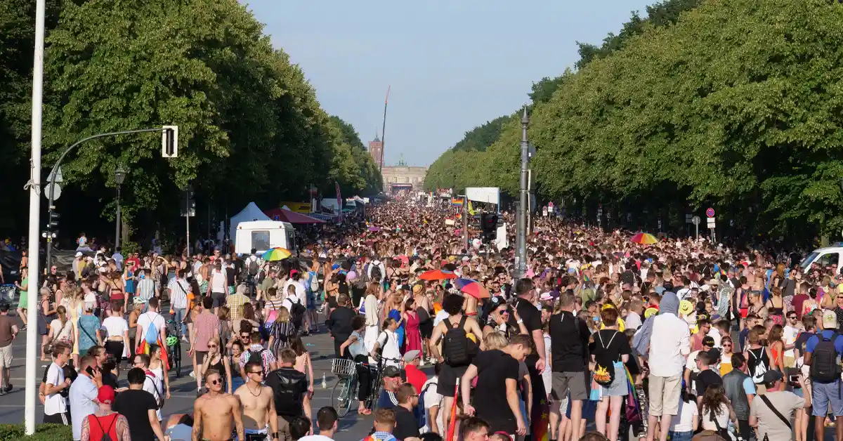 CSD Berlin 2019: Teilnehmende mit Blick auf das Brandenburger Tor