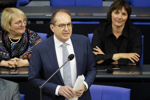 Alexander Dobrindt (CSU), Bundesinnenminister, am Redepult im Deutschen Bundestag