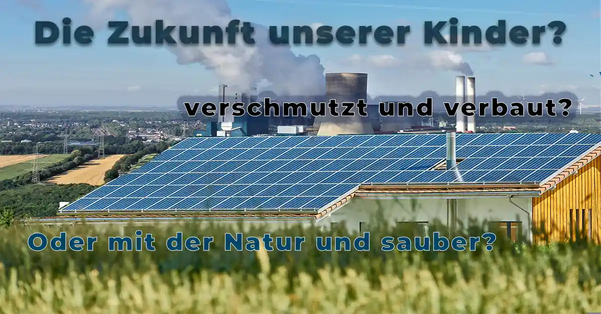 Solaranlage auf Hausdach vor rauchenden Kühltürmen eines Kohlekraftwerks – Kontrast zwischen fossiler und erneuerbarer Energie