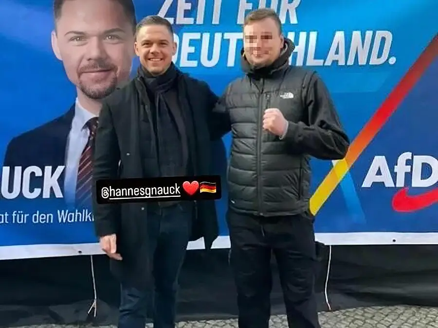 Hannes Gnauck (AfD) steht lächelnd neben Domenique K. vor einem AfD-Wahlplakat in Templin, Instagram-Tag @hannesgnauck sichtbar