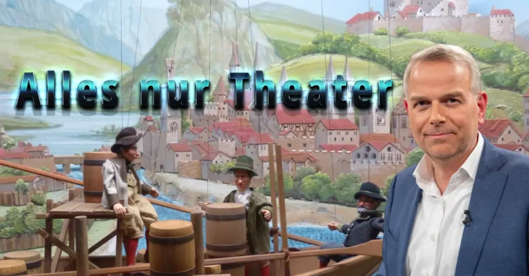 Leif-Erik Holm vor einer Marionetten-Theaterbühne, Textoverlay: Alles nur Theater