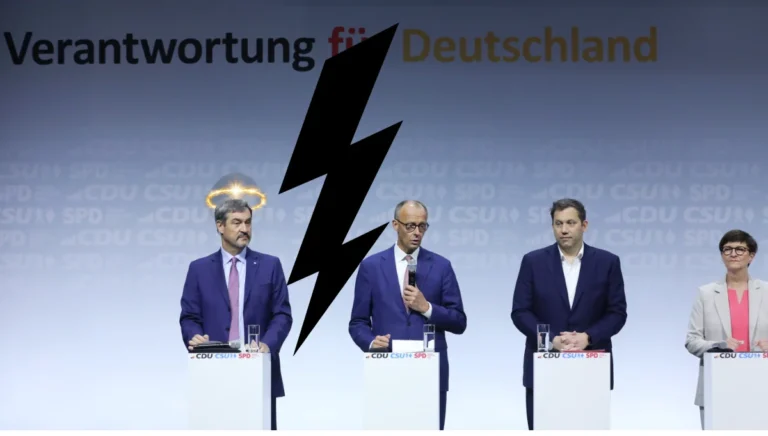 Vier Koalitionspolitiker bei der Unterzeichnung des Koalitionsvertrags, über Söders Kopf ein goldener Heiligenschein, ein schwarzer Blitz trennt ihn bildlich von den übrigen drei
