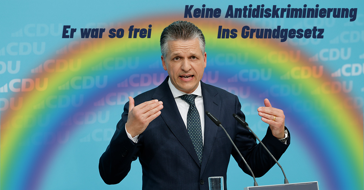 Thorsten Frei (CDU) am Rednerpult, darunter Regenbogen und Text „Er war so frei – Keine Antidiskriminierung ins Grundgesetz"
