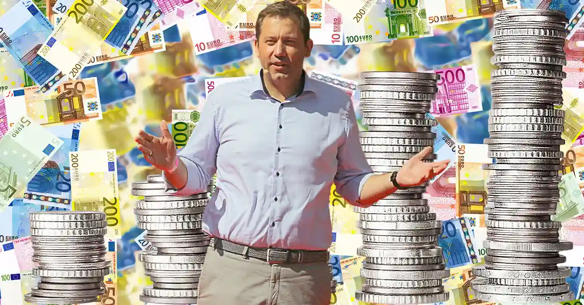 SPD-Chef Lars Klingbeil umgeben von Euro-Scheinen und Münzen – Faktencheck zur Bargeld-Kassenpflicht und Falschinformation