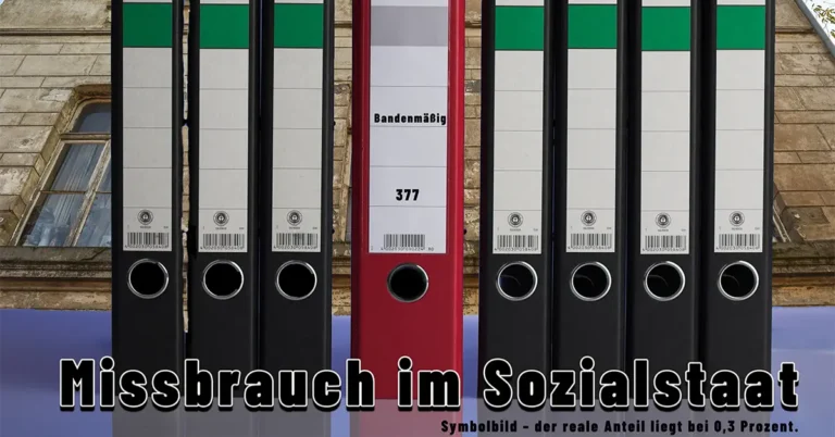Acht Aktenordner vor einer Hausfassade, sieben schwarz, einer rot mit der Aufschrift „Bandenmäßig 377" – Symbolbild zum Faktencheck Missbrauch im Sozialstaat