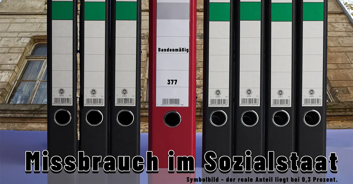 Acht Aktenordner vor einer Hausfassade, sieben schwarz, einer rot mit der Aufschrift „Bandenmäßig 377" – Symbolbild zum Faktencheck Missbrauch im Sozialstaat